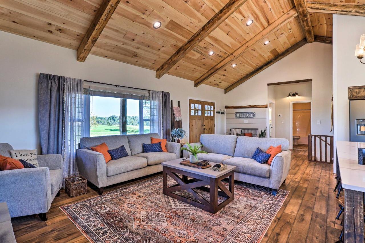 Вілла Chic Williamstown Retreat With Pool And Hot Tub! Екстер'єр фото