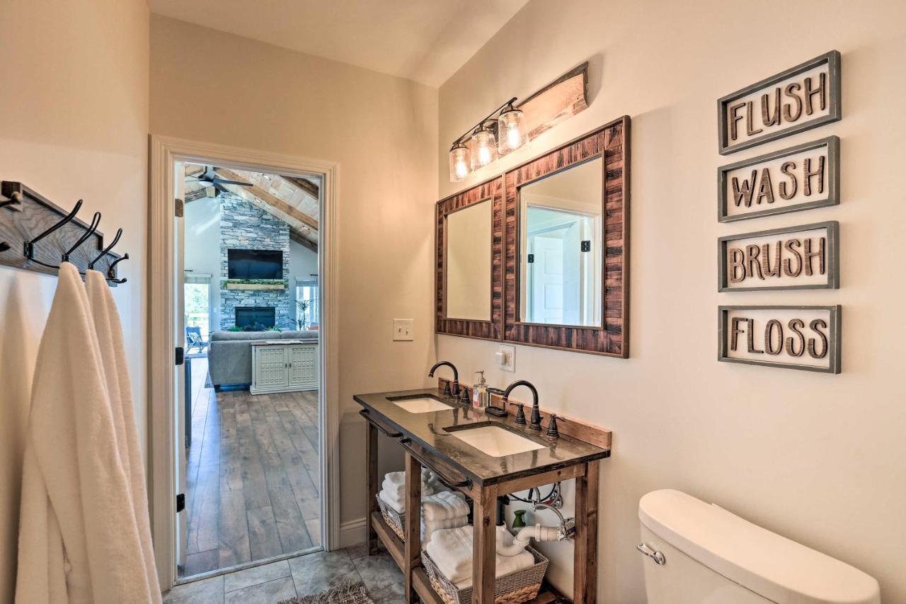 Вілла Chic Williamstown Retreat With Pool And Hot Tub! Екстер'єр фото