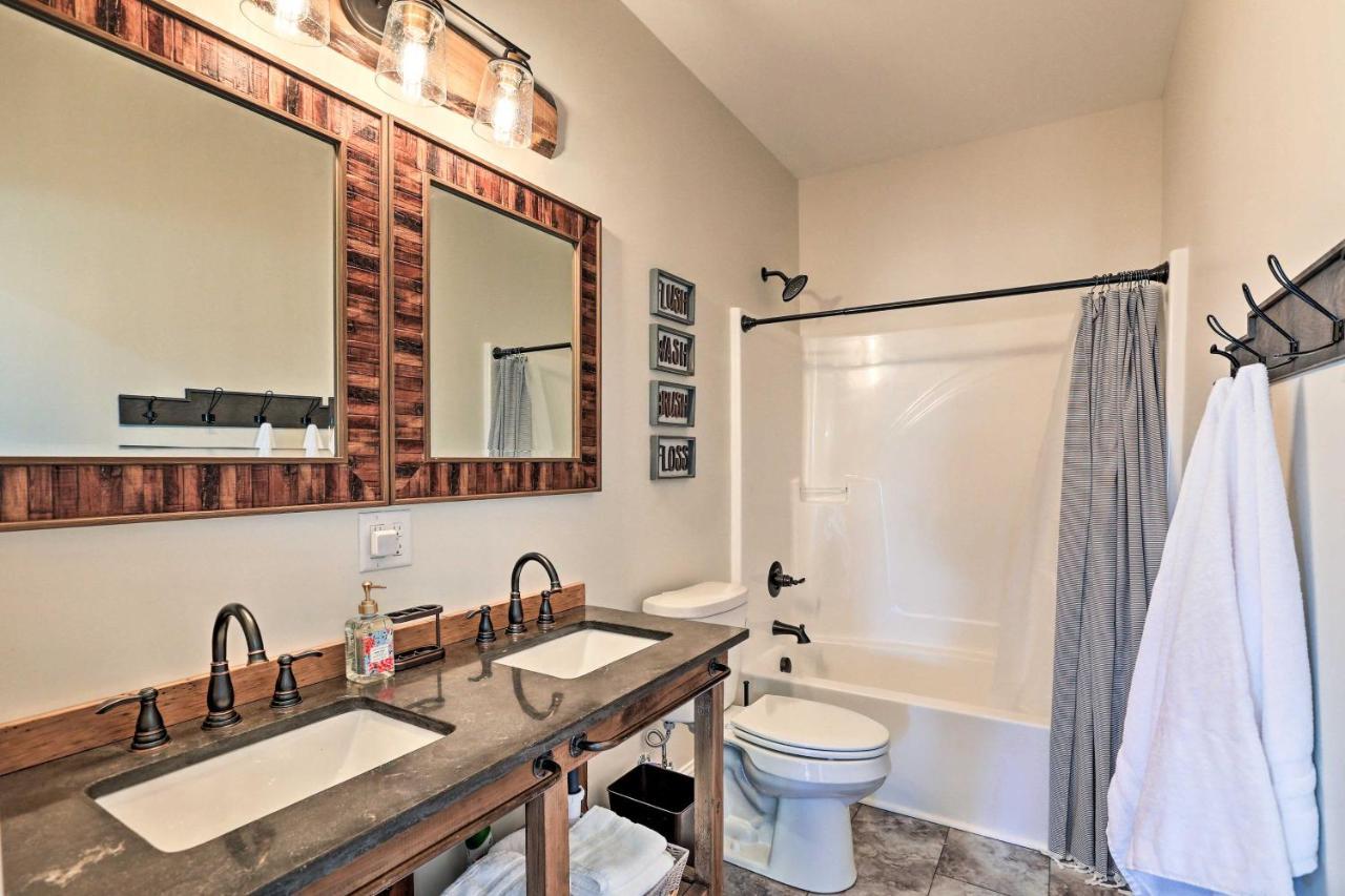 Вілла Chic Williamstown Retreat With Pool And Hot Tub! Екстер'єр фото